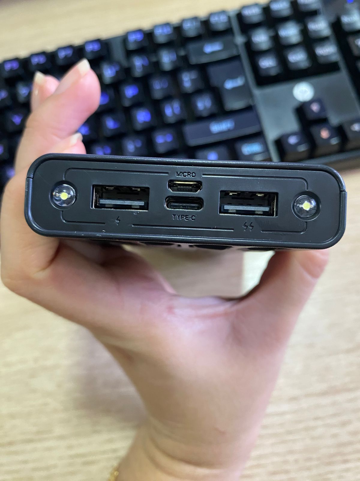 CARGADOR PORTATIL CON CARGA SOLAR